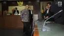 Terdakwa suap pembangunan jalan di Kementerian PUPR, Yudi Widiana (kiri) bersama penasehat hukumnya usai mendengar pembacaan putusan di Pengadilan Tipikor, Jakarta, Rabu (21/3). Yudi divonis 9 tahun penjara. (Liputan6.com/Helmi Fithriansyah)
