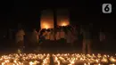 Peserta menerbangkan lampion sebagai tanda puncak perayaan Tri Suci Waisak 2566 BE/2022 di Candi Borobudur, Magelang, Jawa Tegah, Senin (16/05/2022) malam. Sebanyak 2022 lampion diterbangkan oleh biksu, umat Buddha serta wisatawan sebagai simbol harapan dan perdamaian untuk dunia. (merdeka.com/Iqbal S.Nugroho)