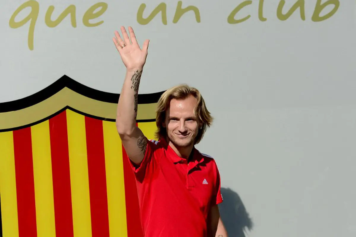 Jadi Pemain Barca, Ivan Rakitic Narsis di Depan Logo Barcelona
