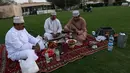 Pria Oman berkumpul untuk berbuka puasa di pantai di Muscat selama bulan suci Ramadhan pada 12 April 2022. Umat islam di seluruh dunia saat ini tengah melaksanakan bulan Ramadhan dan berpuasa selama satu bulan. (MOHAMMED MAHJOUB / AFP)