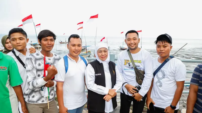 Khofifah saat acara peringatan Hari Nusantara 2023 di Taman Hiburan Pantai Kenjeran, Surabaya, Senin (11/12/2023). (Dian Kurniawan/Liputan6.com)