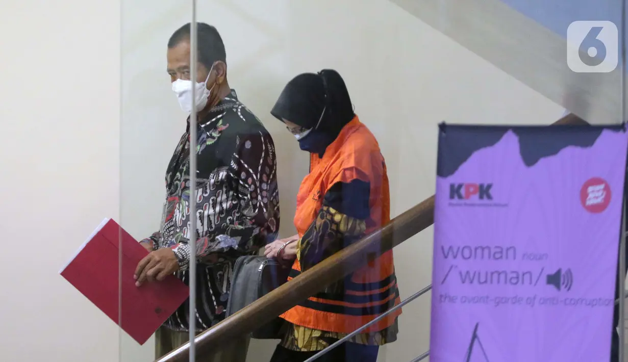 Andririni Yaktiningsasi (kanan) bersiap menjalani rilis penetapan penahanan di Gedung KPK, Jakarta, Jumat (3/9/2021). Andririni Yaktiningsasi merupakan tersangka dugaan korupsi terkait pengadaan pekerjaan jasa konsultasi di Perum Jasa Tirta II tahun 2017. (Liputan6.com/Helmi Fithriansyah)