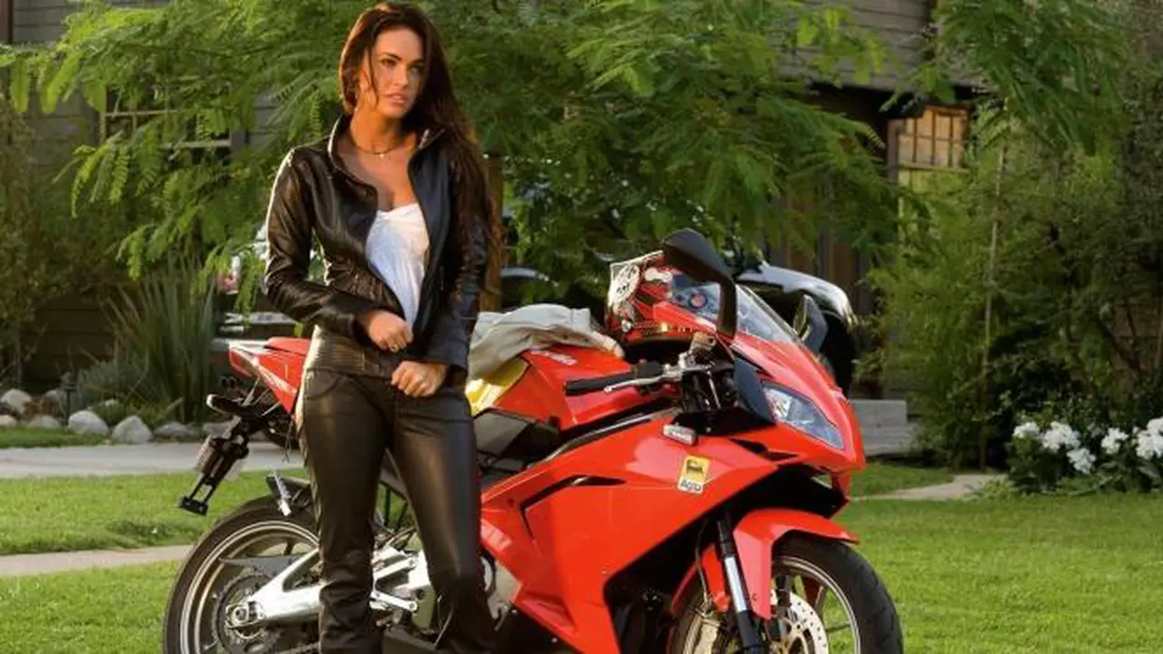 Artis-artis Cantik Dunia yang Keranjingan Motor Gede 
