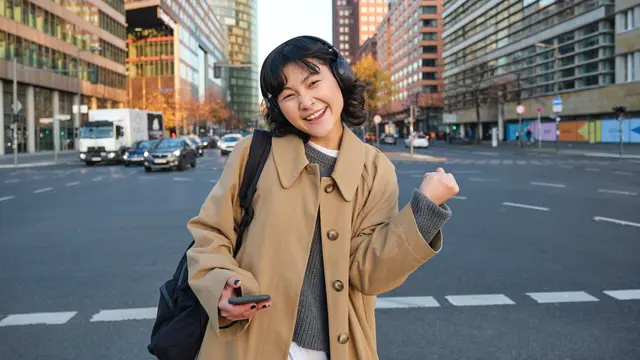 wanita agustus menawan dan disukai