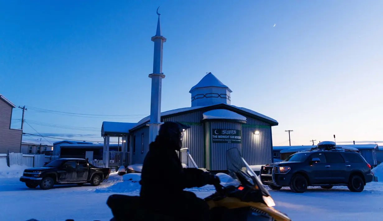 Di masjid bernama Midnight Sun, ketika Ramadan, umat Muslim yang berada di Inuvik, Kanada berkumpul untuk bersilaturahmi sekaligus berbuka puasa bersama. (Cole BURSTON/AFP)