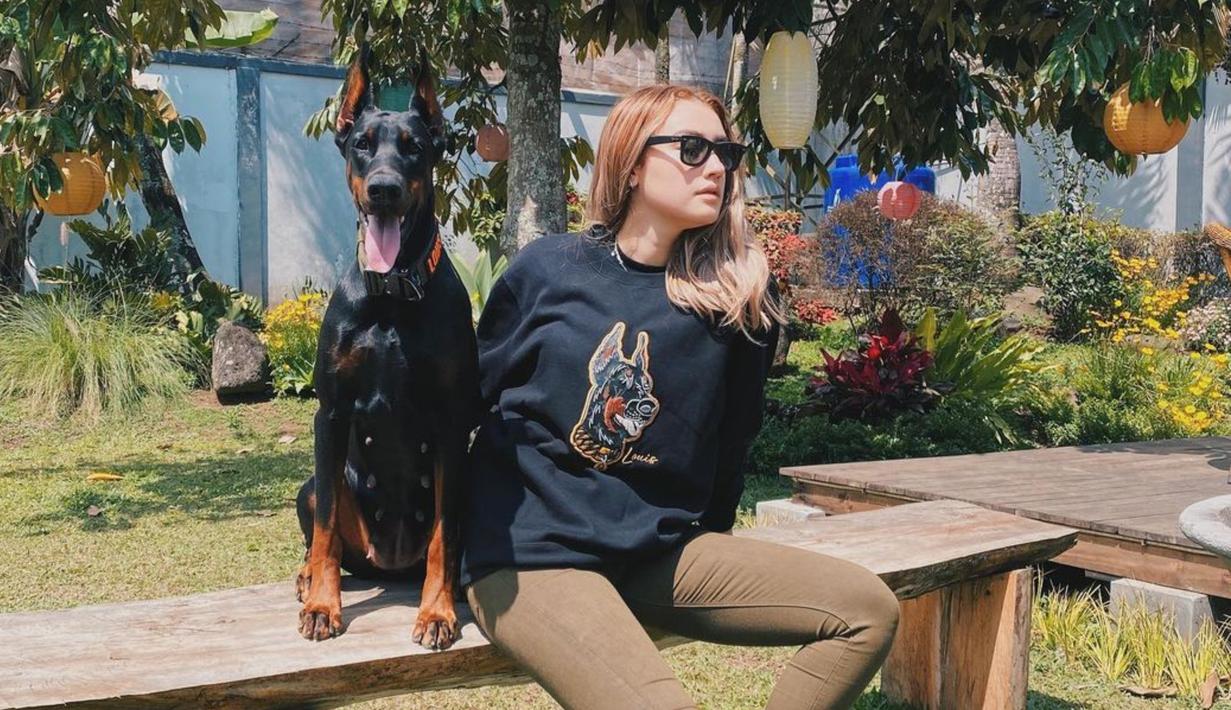 Wanita kelahiran 8 Mei 1999 ini kerap menggunakan kacamata hitam terutama saat cuaca sedang terik. Selain membuatnya nampak fashionable, kacamata hitam juga melindungi matanya dari terik matahari. (Liputan6.com/IG/natasharyder)