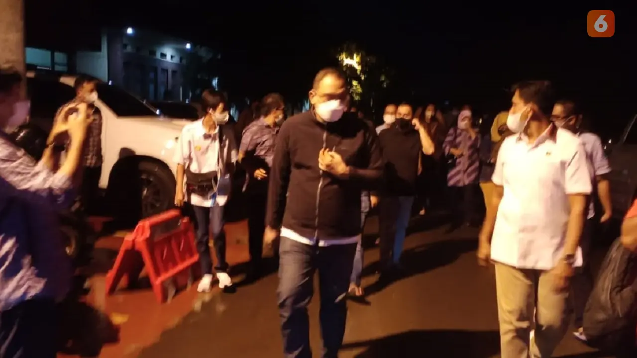 Penyidik Tipikor Polda Sulsel resmi menahan 13 tersangka dugaan korupsi pembangunan Rumah Sakit Batua Makassar di malam Jumat kliwon.(Liputan6.com/ Eka Hakim)