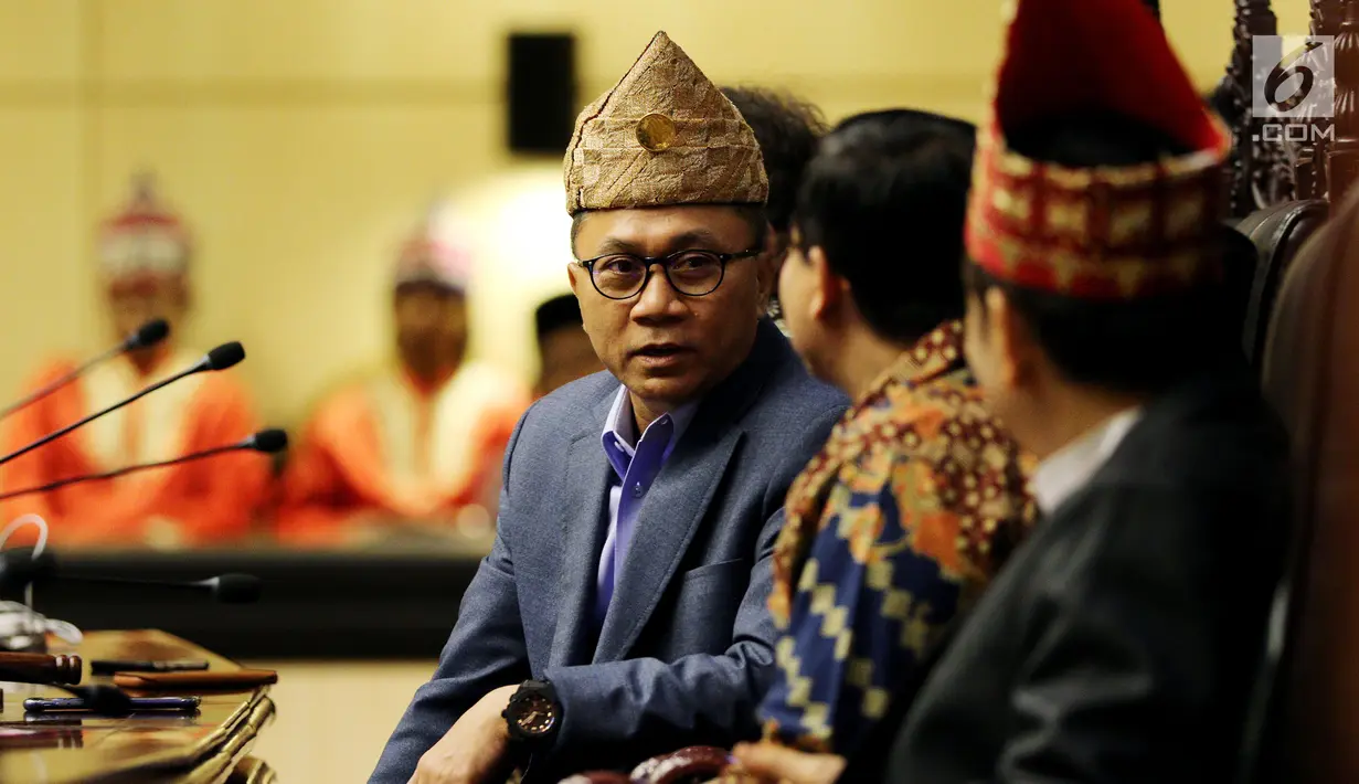 Ketua MPR Zulkifli Hasan berbicara dengan cagub dan cawagub Lampung saat hadir pada sosilisasi Empat Pilar MPR di Jakarta, Jumat (9/3). Sosialisasi ini juga dikuti oleh Forum Komunikasi Persaudaraan Lampung Perantauan (FK-PLP). (Liputan6.com/JohanTallo)