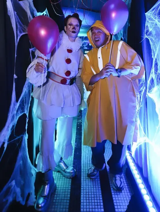 Vidi Aldiano tampil menjadi Pennywise dengan baju badut putihnya. Lengkap dengan riasan yang hampir mirip dengan aslinya. [@vidialdiano]