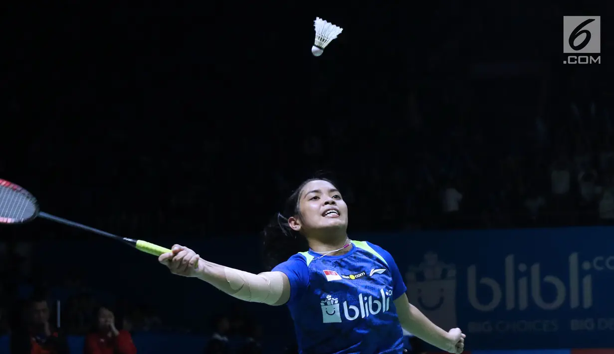 Tunggal putri Indonesia, Gregoria Mariska Tunjung mengembalikan kok ke pebulu tangkis Thailand, Ratchanok Intanon pada 16 besar Indonesia Open 2018 di Istora GBK, Jakarta, Kamis (5/7). Gregoria kalah 21-11, 17-21, 21-14. (Liputan6.com/Helmi Fithriansyah)