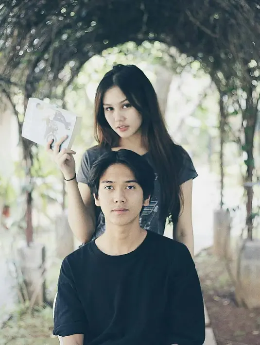 Karena disibukkan dengan promo film, keduanya pun bertemu hampir setiap hari. Kedekatan Iqbal dan Vanesha pun membuat warganet bertanya-tanya soal status mereka. (Foto: instagram.com/dilanku)