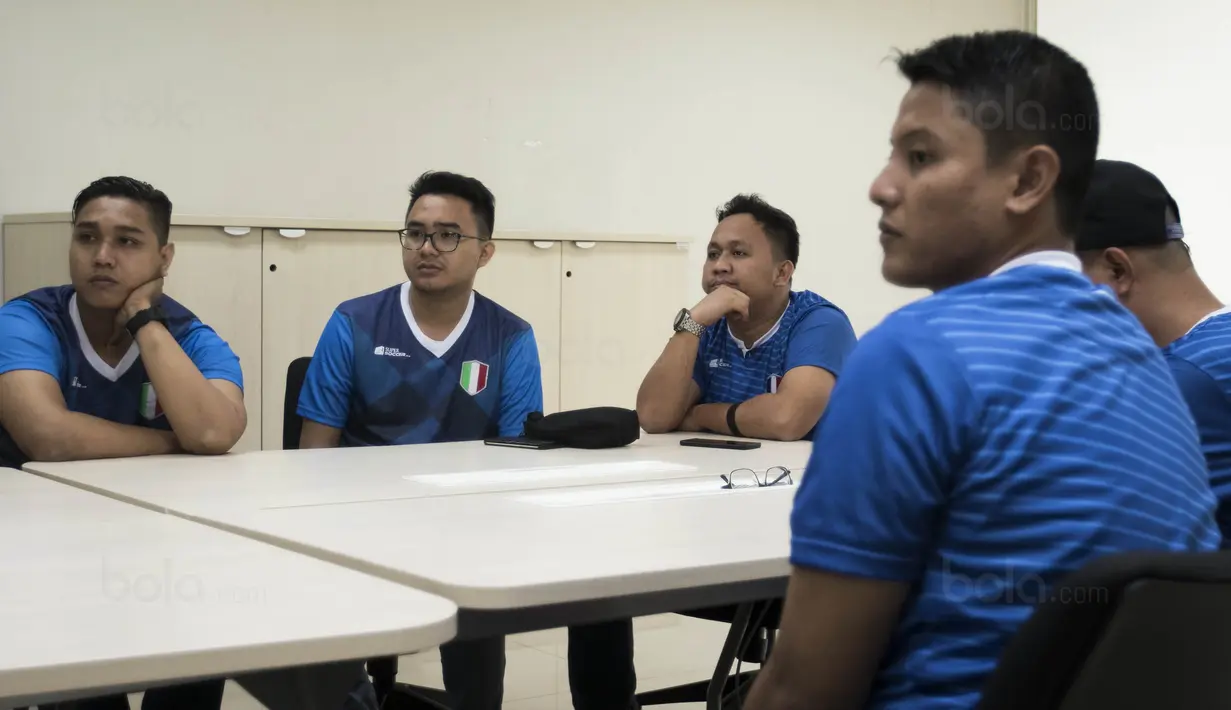 Peserta grand final Super Soccer Futsal Battle 2017 mengadakan media visit di Kantor Redaksi Bola.com, Jakarta, Selasa (17/10/2017). Grand final akan digelar di Bintaro Exchange pada 21-22 Oktober mendatang. (Bola.com/Vitalis Yogi Trisna)
