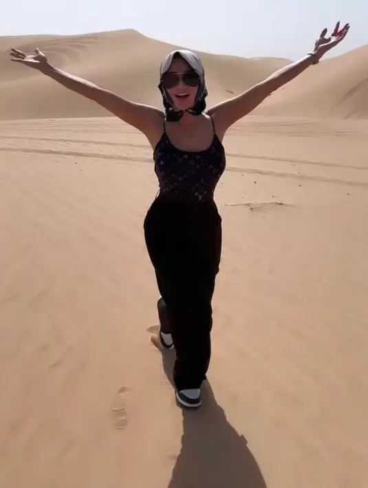 Wika Salim saat ini sedang berlibur ke Dubai. Penyanyi dangdut satu ini membagikan kegiatannya selama di Dubai dari ke destinasi populer hingga potret dirinya yang berjalan-jalan di gurun. (FOTO: instagram.com/wikasalim)