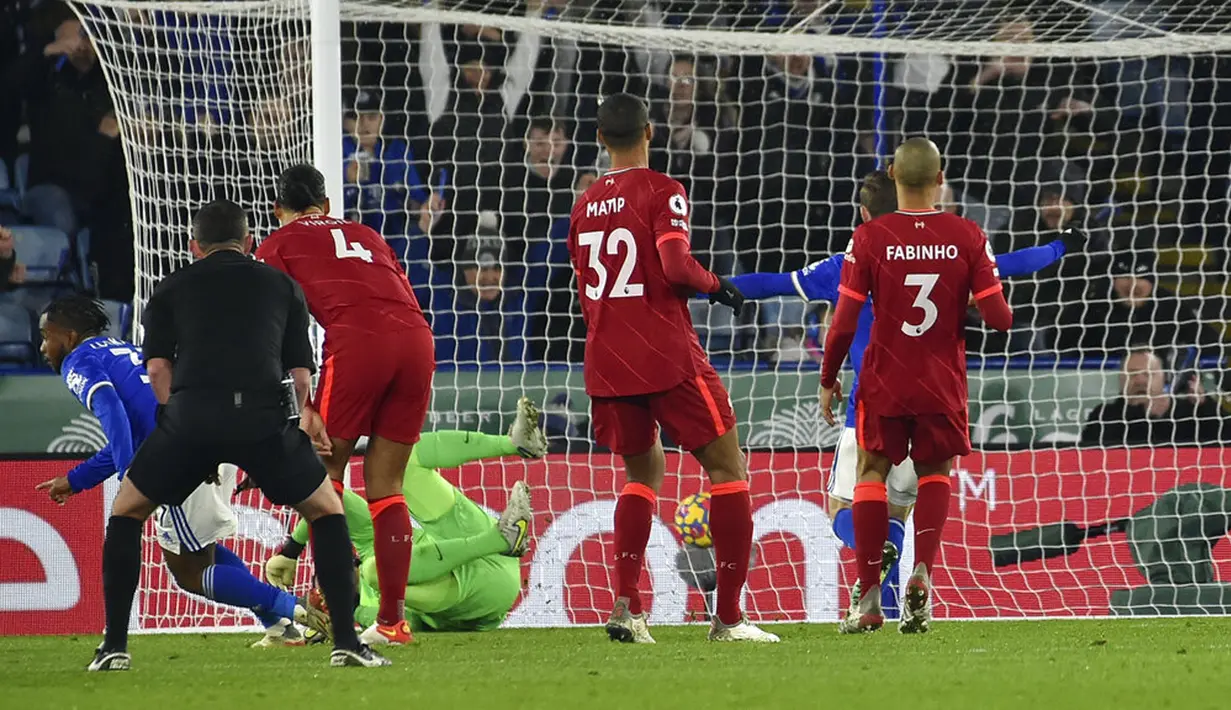 Pemain Leicester CIty Ademola Lookman (kiri) melakukan selebrasi usai mencetak gol ke gawang Liverpool pada pertandingan sepak bola Liga Inggris di Stadion King Power, Leicester, Inggris, 28 Desember 2021. Leicester City menang 1-0. (AP Photo/Rui Vieira)