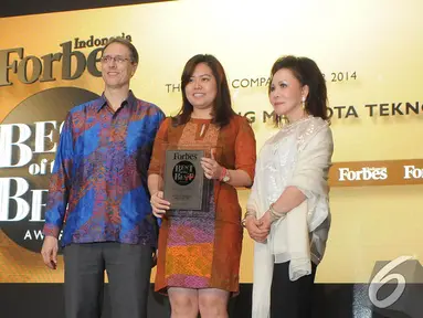 PT Elang Mahkota Tekhnologi Tbk (EMTK) mendapatkan penghargaan dari Majalah Forbes Indonesia, Hotel Ritz Carlton, Mega Kuningan, Jakarta, Rabu (10/12/2014). (Liputan6.com/Herman Zakharia)