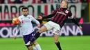 Bek AC Milan, Ignazio Abate (kanan) berusaha menghadang bola yang dibawa penyerang Fiorentina, Giuseppe Rossi pada lanjutan Serie A Liga Italia di Stadion San Siro (17/1). AC Milan menang atas Fiorentina dengan skor 2-0. (AFP/GIUSEPPE CACACE)