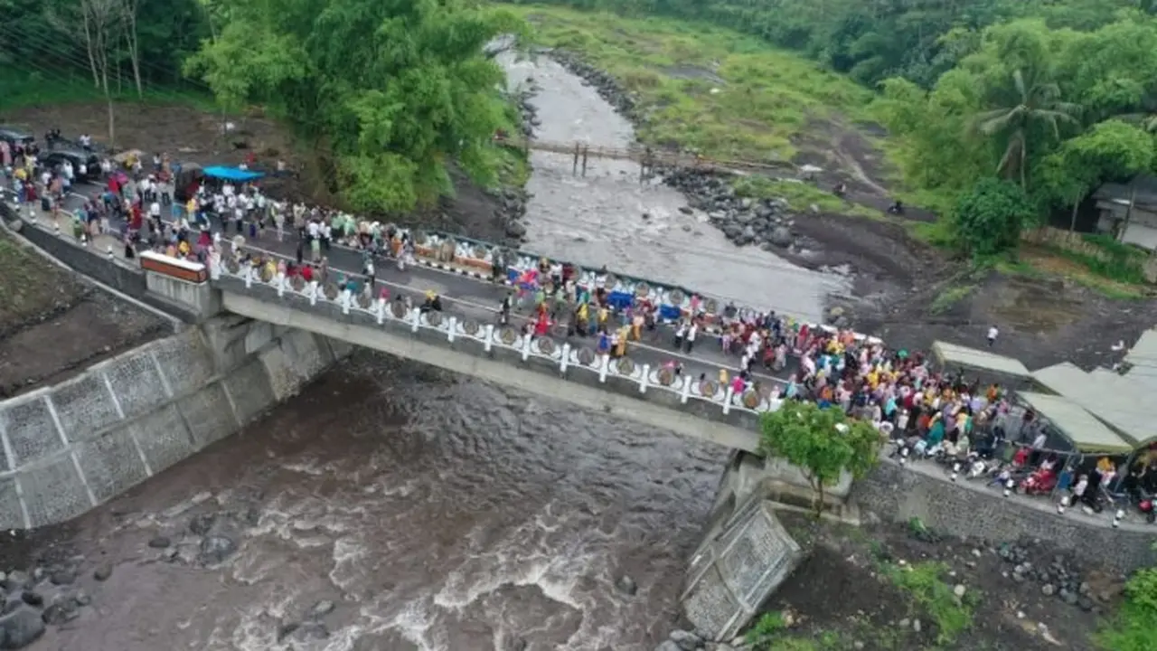 Jembatan Yang menghubungkan dua desa di lumajang selesai dibangun (Istimewa)