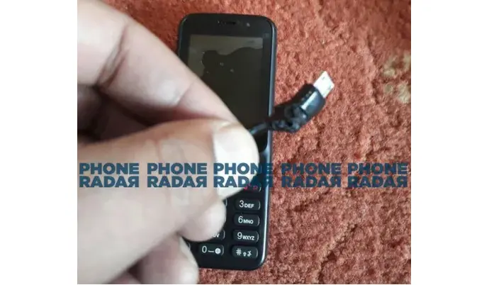 Ponsel merek India Reliance JioPhone 4G meledak hingga meleleh parah saat sedang diisi daya (Foto: Phone Radar)