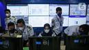 <p>Petugas memperhatikan cctv jalur mudik melalui layar command centre sebagai pusat informasi mudik 2022 di Gedung Kemenhub, Jakarta, Senin (25/5/2022). Command centre ini bisa berkoordinasi dengan cepat tanggap terkait dengan situasi yang ada dan masyarakat nantinya akan mendapatkan kemudahan dalam mengakses informasi. (Liputan6.com/Faizal Fanani)</p>