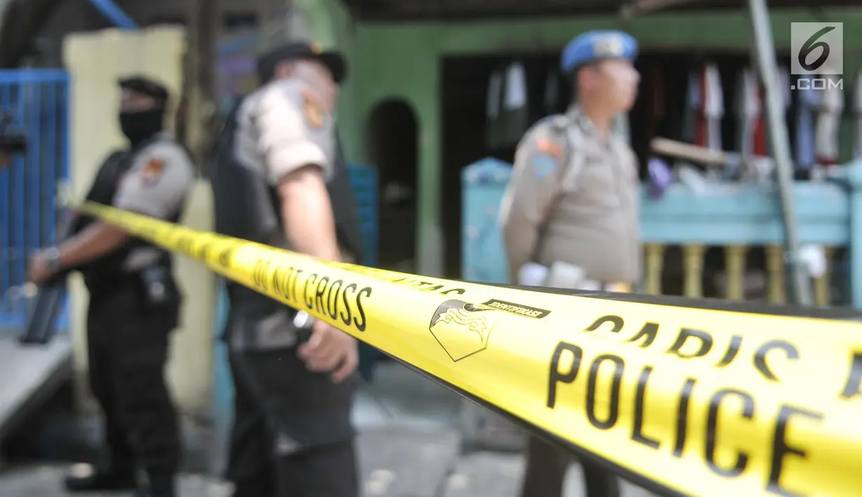 Garis polisi terpasang di kediaman orang tua terduga teroris di Jalan Belibis V, Semper Barat, Cilincing, Jakarta, Senin (23/9/2019). Selain rumah tersangka, polisi juga menggeledah kediaman orang tua terduga teroris yang tidak jauh dari TKP. (merdeka.com/Iqbal S. Nugroho)