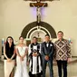 Pekan ini, Richard Eliezer alias Bharada E menikahi kekasihnya, Duce Maria Angeline Christinto atau Ling Ling di Manado. Ia pindah agama menjadi Katolik. (Foto: Dok. Instagram @ronnytalapessy)