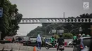 Kendaraan melintas dekat Jembatan Penyeberangan Orang (JPO) di Pasar Minggu, Jakarta, Kamis (7/3). Dinas Bina Marga DKI berencana merevitalisasi JPO Pasar Minggu yang rusak dan tidak berfungsi sejak September 2016 itu. (Liputan6.com/Faizal Fanani)