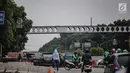 Kendaraan melintas dekat Jembatan Penyeberangan Orang (JPO) di Pasar Minggu, Jakarta, Kamis (7/3). Dinas Bina Marga DKI berencana merevitalisasi JPO Pasar Minggu yang rusak dan tidak berfungsi sejak September 2016 itu. (Liputan6.com/Faizal Fanani)