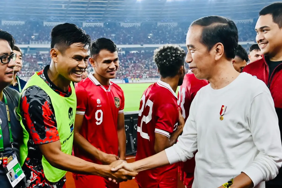 Presiden Joko Widodo (Jokowi) bersama Timnas Indonesia di Stadion Gelora Bung Karno, Jakarta, Senin (19/6) (Istimewa)