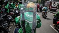 Driver Grab Bike mengenakan Grab Protect pelindung yang membatasi antara pengemudi dan penumpang saat diluncurkan di Jakarta, Selasa (9/6/2020). (Liputan6.com/Faizal Fanani)