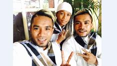 Pemain Persipura, Zulham Zamrun (kanan), selfie bersama adiknya yang pemain Pusamania Borneo FC, Zulvin Zamrun (kiri). 