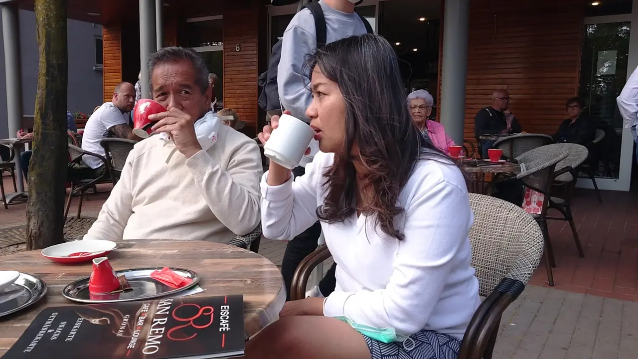 di Jerman, Pelanggan kafe wajib jaga jarak dan gunakan masker saat masuk ke cafe