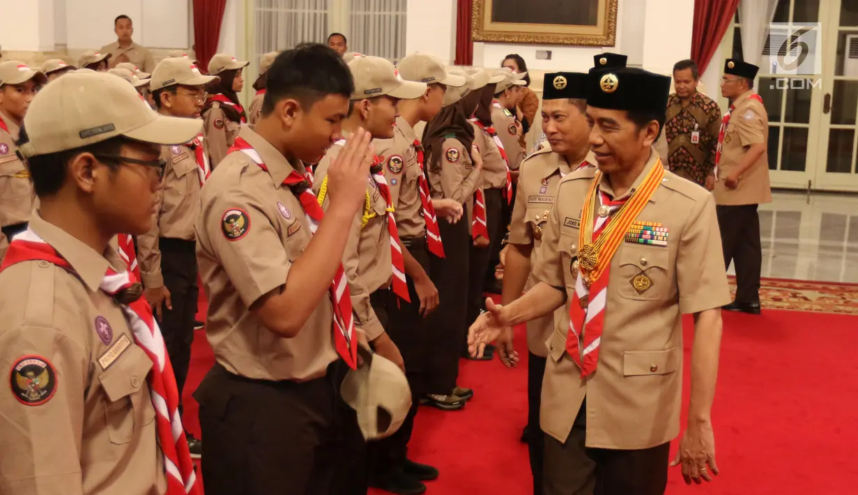 Presiden Joko Widodo (kanan) menyalami Kontingen Gerakan Pramuka Indonesia saat upacara pelepasan di Istana Negara, Jakarta, Jumat (19/7/2019). Pramuka Indonesia akan terbang ke Virginia Barat untuk menghadiri Jambore Pramuka Dunia XXIV. (Liputan6.com/Angga Yuniar)