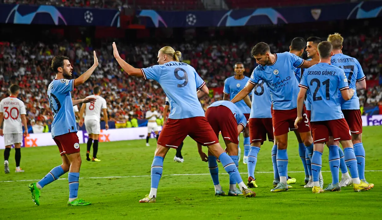 Pemain Manchester City Erling Haaland melakukan selebrasi bersama Bernardo Silva usai mencetak gol ke gawang Sevilla pada pertandingan sepak bola grup G Liga Champions di Seville, Spanyol, 6 September 2022. Manchester City menang 4-0. (AP Photo/Jose Breton)