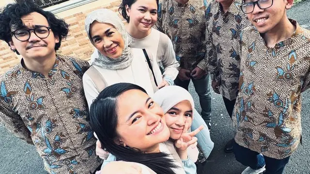 Sienna Kasyafani Saat Lebaran Bersama Ibu Kandung dan Ibu Sambungnya. [@marshanda99]
