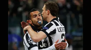 Penyerang Juventus, Carlos Tevez (kiri) memeluk Stephan Lichtsteiner usai mencetak gol saat laga melawan Borussia Dortmund di 16 besar Liga Champions (leg 1) di Stadion Juventus, Turin, Italia, (24/2/2015). (AFP PHOTO/GIUSEPPE CACACE)