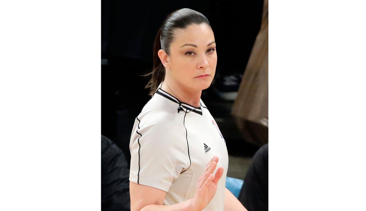 Lauren Holtkamp  dengan gaya rambut kuncir terlihat cantik d saat menjalankan tugassnya sebagai Wasit NBA. (Scott Halleran/Getty Images/AFP)