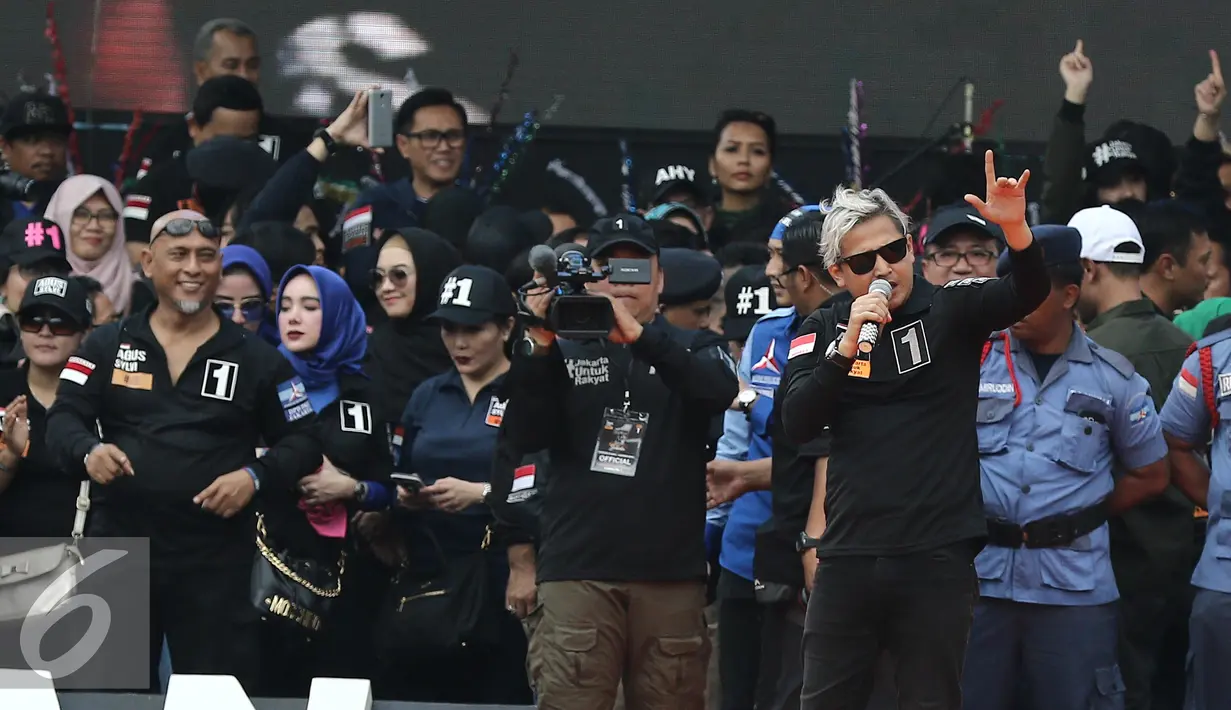 Penampilan Vokalis Tipe-X, Tresno Riadi saat Kampanye Akbar Satukan Jakarta di kawasan Kuningan, Jakarta, Sabtu (11/2). Sederet artis ikut memeriahkan kampanye akbar dari pasangan Agus - Sylviana tersebut. (Liputan6.com/Herman Zakharia)