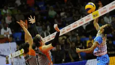 Pevoli putri Jakarta PGN Popsivo, Ayu Cahyaning (kanan) melakukan smash saat berlaga melawan Jakarta BNI 46 di putaran kedua Pertamina Proliga 2015 di Hall A Senayan, Jakarta, Minggu (21/3/2015). (Liputan6.com/Helmi Fithriansyah)