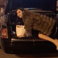 Syahrini usai ngumpet di bagasi mobil [Instagram/@princessyahrini)