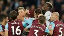 Pemain West Ham United dan pemain Manchester United terlibat saling dorong saat bertanding dalam Liga Inggris di London Stadium di London (10/5). Manchester United bermain imbang tanpa gol melawan West Ham United. (AP Photo / Alastair Grant)