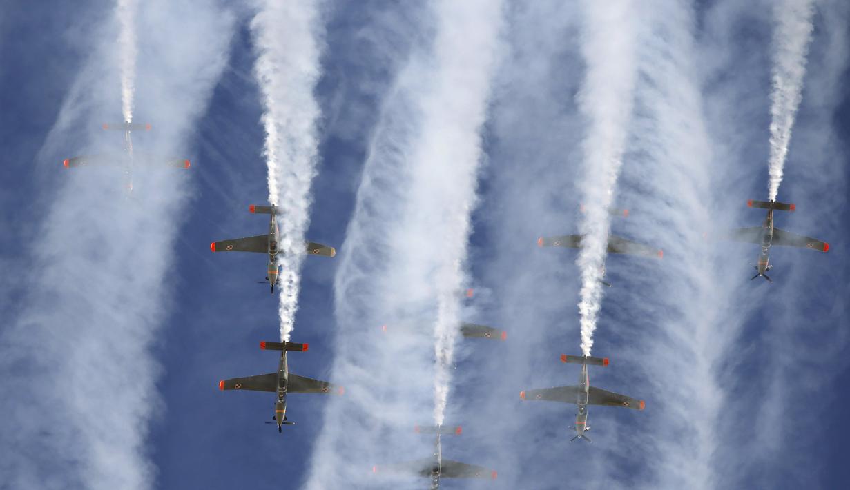 Orlik Aerobatic Team dari Angkatan Udara Polandia menunjukan kemampuannya saat berlangsungnya acara Malta Internasional Airshow 2015 di Bandara Internasional Malta, Valletta, Minggu (27/9). (REUTERS/Darrin Zammit Lupi)