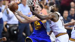 Guard Warriors, Klay Thompson #11 melakukan tembakan saat dihadang center Cavaliers, Tristan Thompson #13 pada game ke-3 NBA Finals di Quicken Loans Arena, (9/6/2016) WIB. (Mandatory Credit: David Richard-USA TODAY Sports)