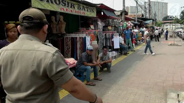 VIDEO: Satpol PP Tidak Boleh 'Galak' Tertibkan PKL Tanah Abang