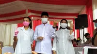 Calon Wakil Wali Kota Tangsel Rahayu Saraswati mendampingi pasangannya, Calon Wali Kota Tangsel Muhamad menyalurkan hak pilihnya di TPS 29 Ciputat. (Liputan6.com/Pramita Tristiawati)