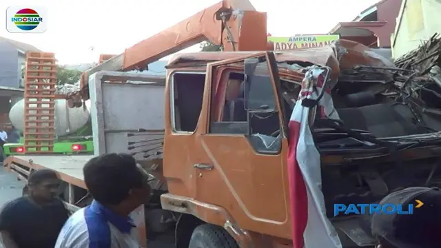 Diduga akibat rem blong, sebuah truk pengangkut alat berat di Malang tabrak sejumlah kendaraan. 