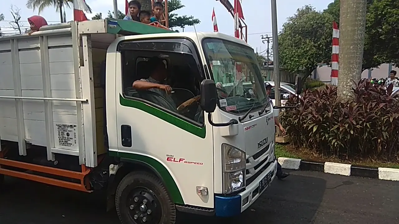 Ke Ragunan Pakai Mobil Truk Jadi Rutinitas Tahunan Warga Cibarusah
