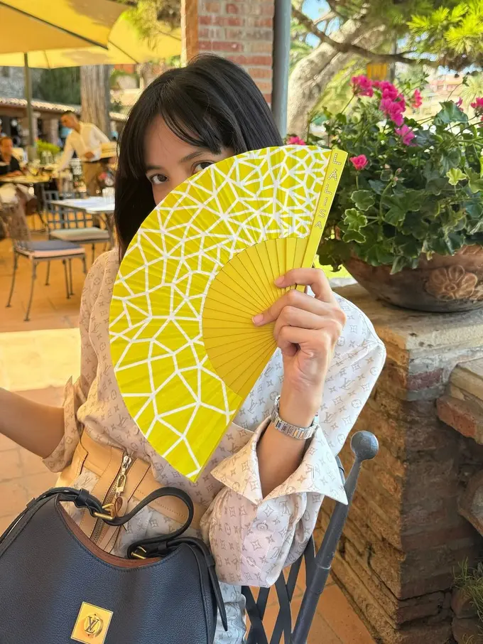 Bukan Cuma OOTD Mahal, Lisa BLACKPINK Hempas Panas di Italia dengan Kipas Tangan Rp72jutaan