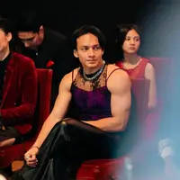 Tampil dengan gaya genderless fashion di gala premiere Sri Asih, penampilan nyentrik Jefri Nichol jadi sorotan. @hagaipakan.