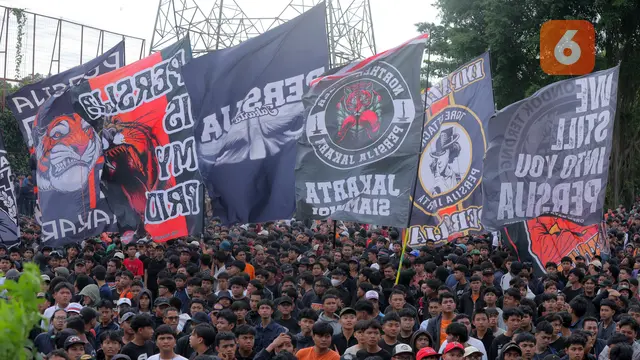 Foto: Ribuan The Jakmania Geruduk Tempat Latihan Persija, Minta Macan Kemayoran Kalahkan Persib Bandung di BRI Super League