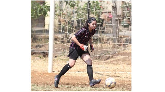 Tak hanya piawai dalam menggiring bola, wanita asal Surabaya ini juga memiliki paras cantik.